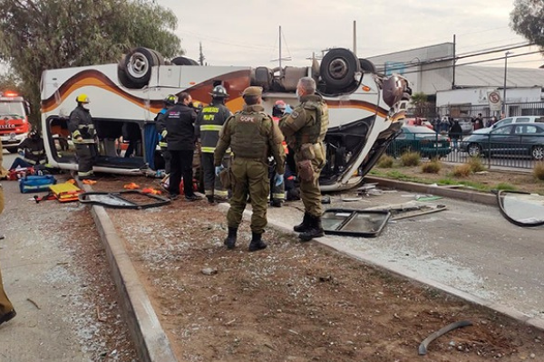 Dos fallecidos y una decena de heridos en accidente de microbús en