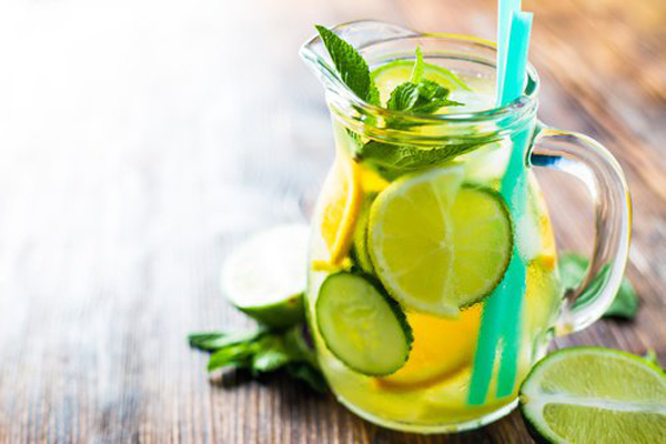 Mantente hidratado este verano y sirve agua con infusiones de