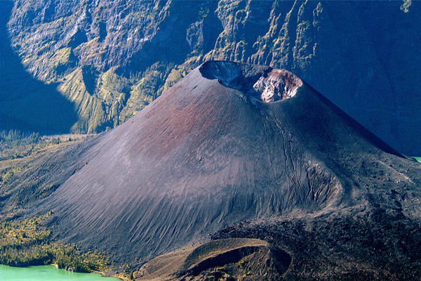 Indonesia: Evacúan a 100.000 personas en Bali por riesgo de erupción