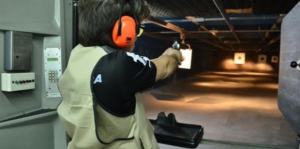 Clases de tiro para sus vecinos: La Reina promueve uso de armas de fuego  como defensa – Chicureo Hoy